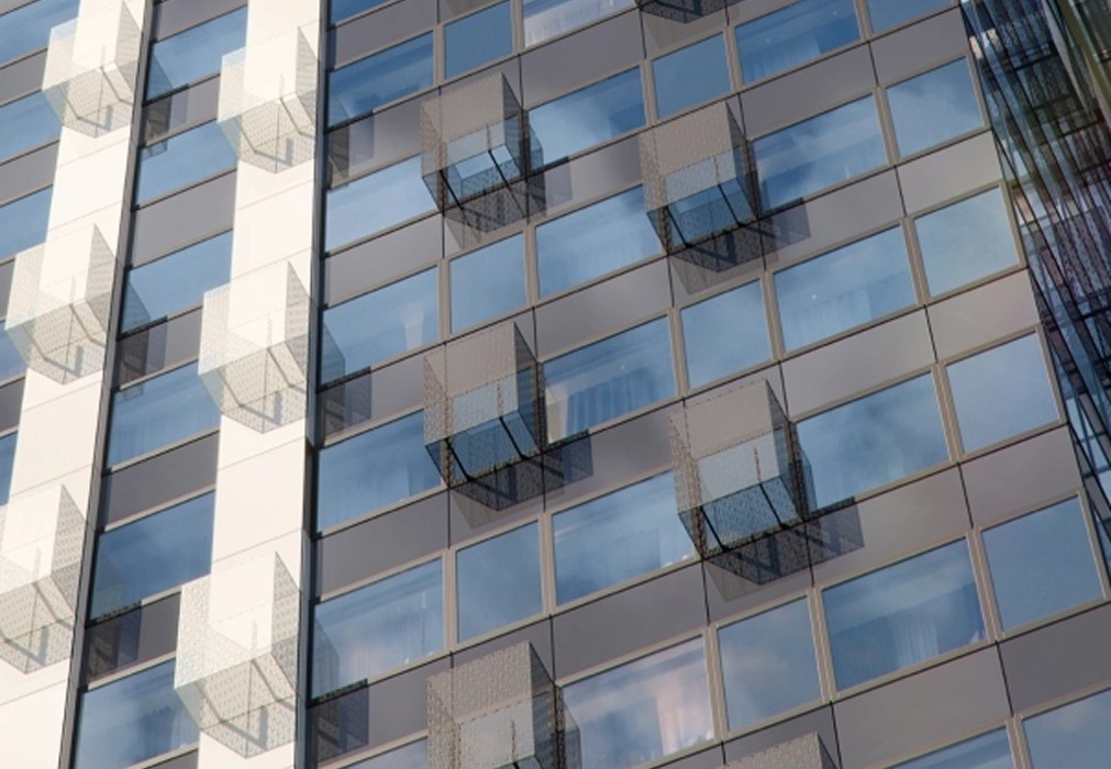 Много света